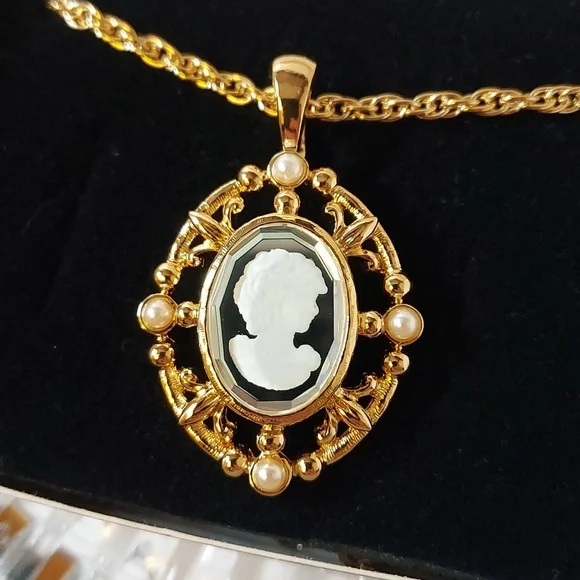 Avon Cameo Style Pendant and Chain 1997 - Picture 2 of 9